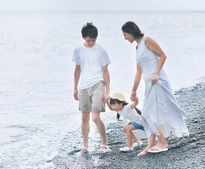 海辺で過ごす家族