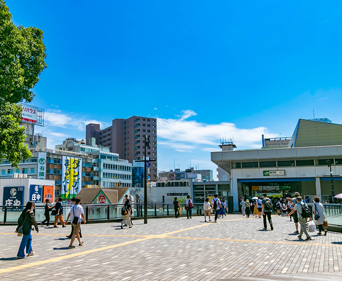 駅周辺の街並み