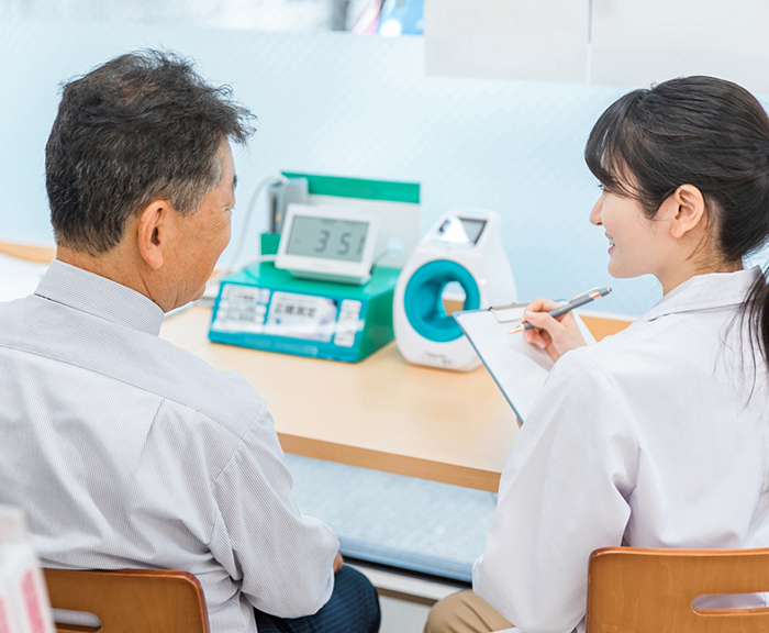 医療施設で相談するシニア世代